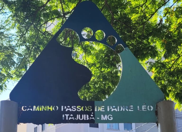 Placa de sinalização do caminho Passos de Padre Léo