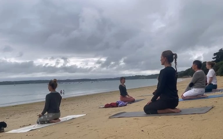Séance de Yoga sur la plage Baie de Morlaix