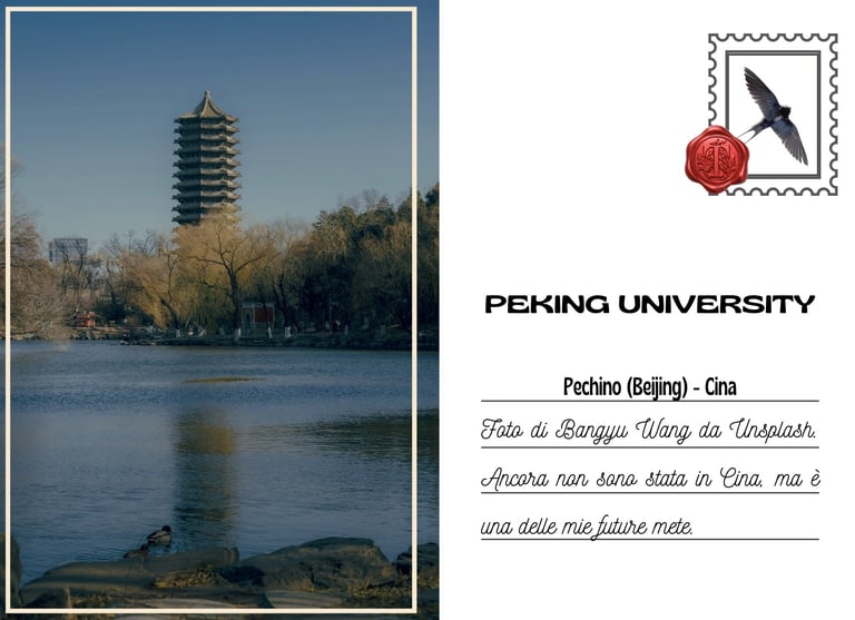 Cartolina di un edificio che si riflette sul lago all'interno dell'università di Peking a Pechino