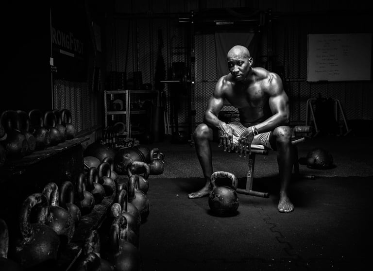 Jeune homme noir musclé gym kettlebell