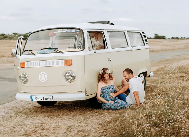 un couple pose pour une séance grossesse