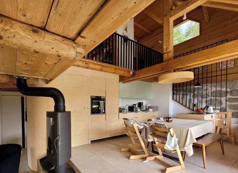 habillage mural en bois arrondi en continuité avec la cuisine. Dingy-Saint-Clair