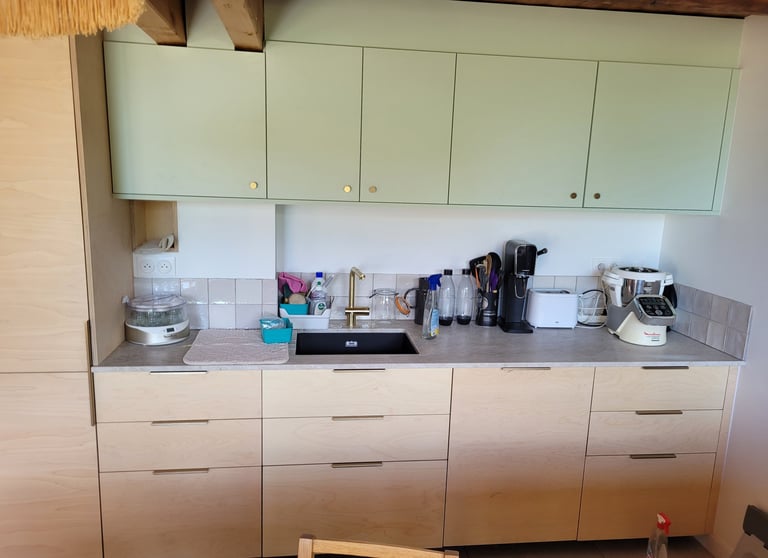 cuisine bois et vert anis. Dingy-Saint-Clair