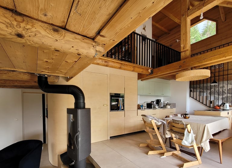 habillage mural en bois arrondi en continuité avec la cuisine. Dingy-Saint-Clair