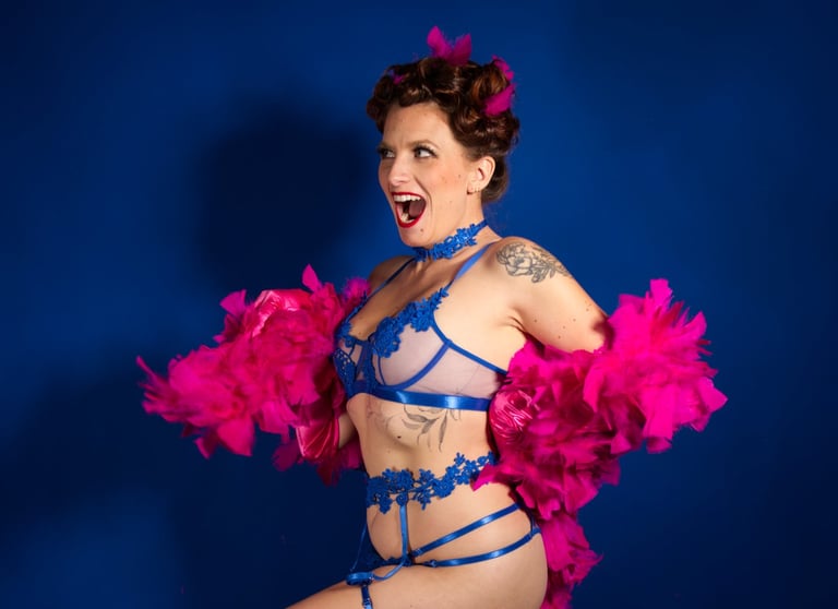 Pin up qui rigole. French cancan plumes roses et lingerie.