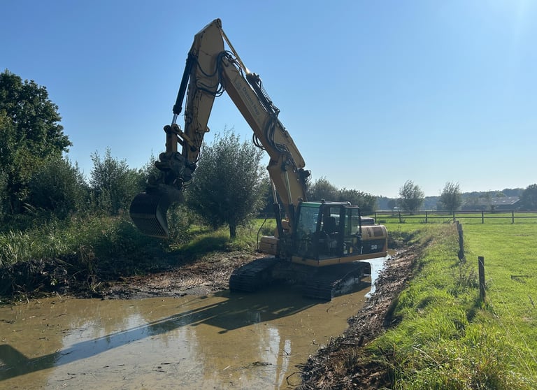 a tractor with a craned on it in the middle of a field