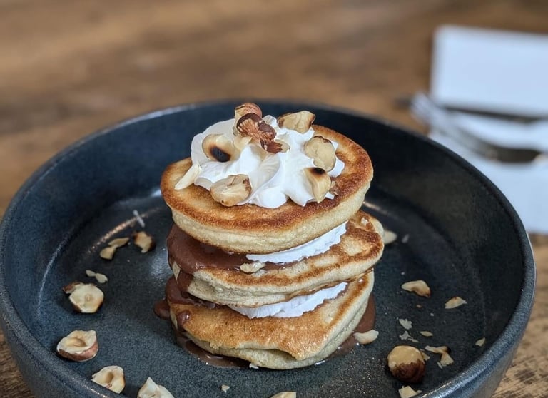 Pancakes avec chantilly et fruits secs