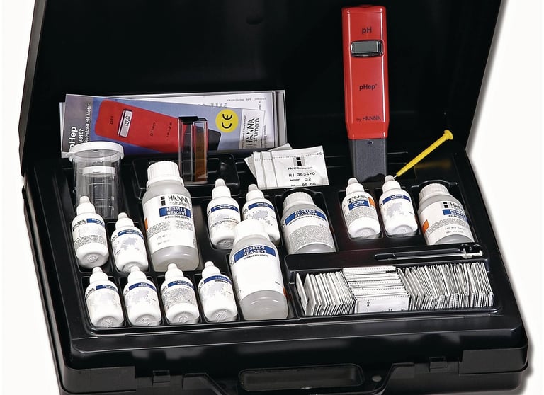 Kit de análisis de agua con medidor de pH y reactivos químicos para evaluar calidad del agua