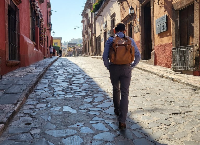 hombre en busca de un mejor destino y superación