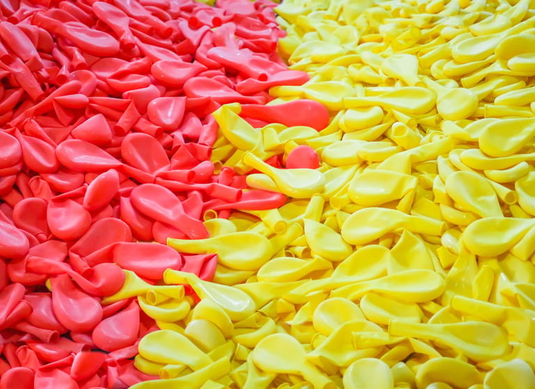 a large amount of balloons are shown in this picture