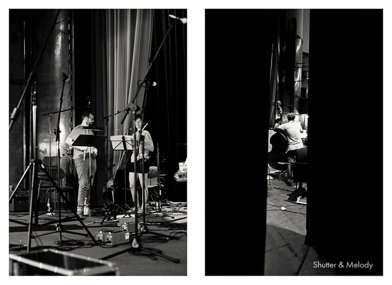 Die Musiker des Andromeda Mega Express Orchestra auf der Bühne des HAU1.