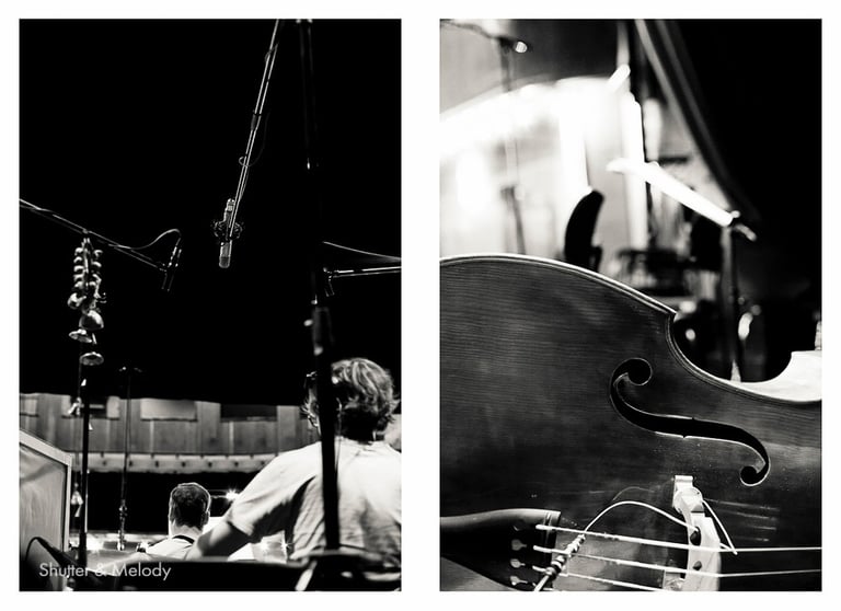 Cello und Musiker auf der Bühne.
