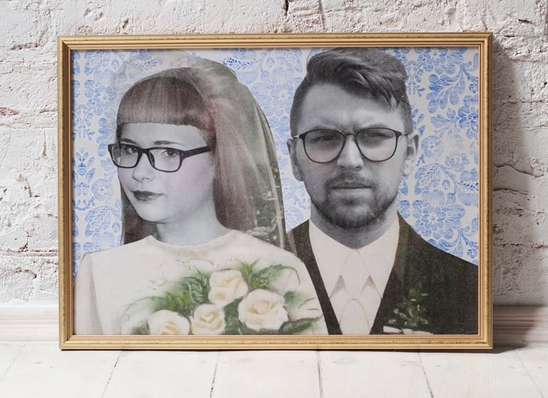 Monidło, portret rodzinny w innym ujęciu. Czarnobiała fotografia męża i żony. Niestandardowy prezent