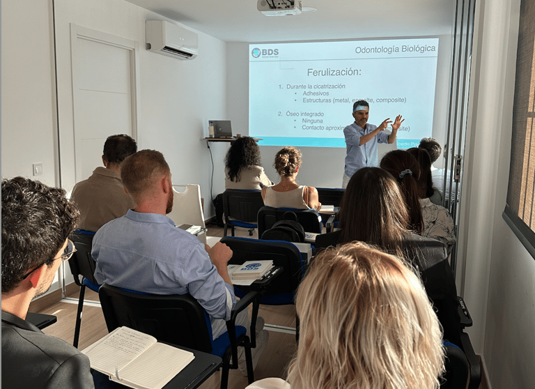 Dr ricardo prado presentando ante el público