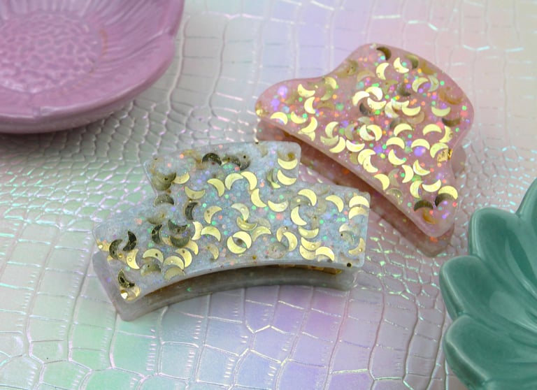 Barrette artisanale en résine avec paillettes et sequins fabriquée en Isère par le Labo de Natou