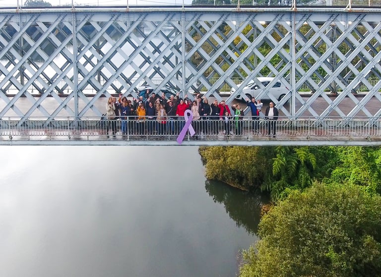 imagen feminista de un lazo rosa gigante en el puente internacional de Tui. Acto de visibilización  