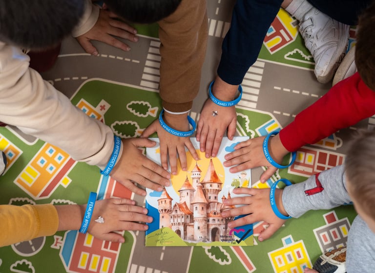 manos de niños educados en igualdad y feminismo tui CRA Clara