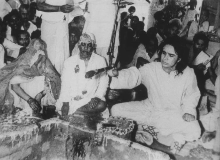 Shri Babaji compie offerte al fuoco sacro
