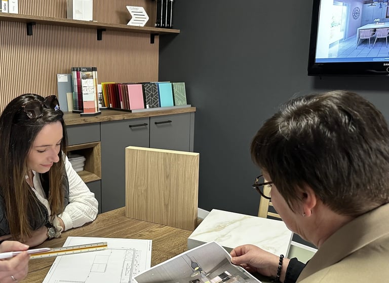 Présentation d’un projet de cuisine sur mesure à Caen avec visuels 3D et échantillons matériaux – Baïa Home