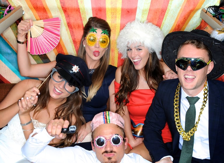 groupe d’amis posant dans un photobooth