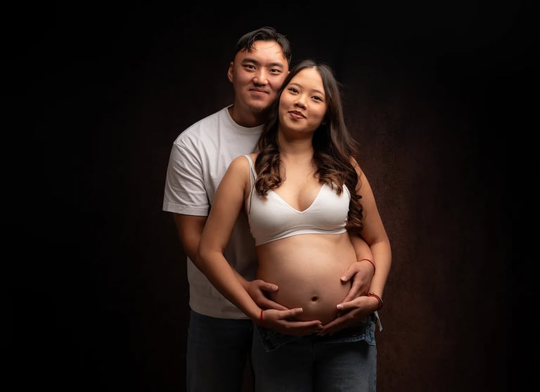 un couple pose pour une séance grossesse en studio à troyes