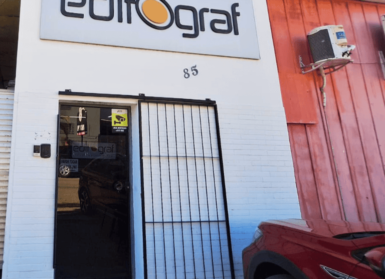 Entrada da gráfica Editograf em Florianópolis com placa e número 85.