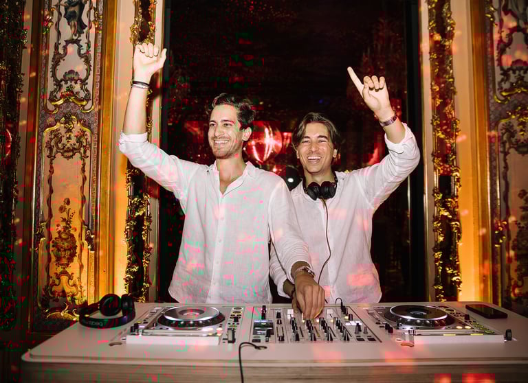 Thibault & Arnaud Dj percussion performance haut de gamme live pour soirée Baccarat à Paris