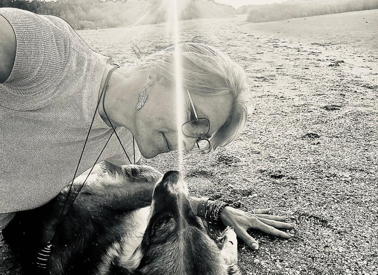 vrouw met wonderbaarlijke verbinding haar hond