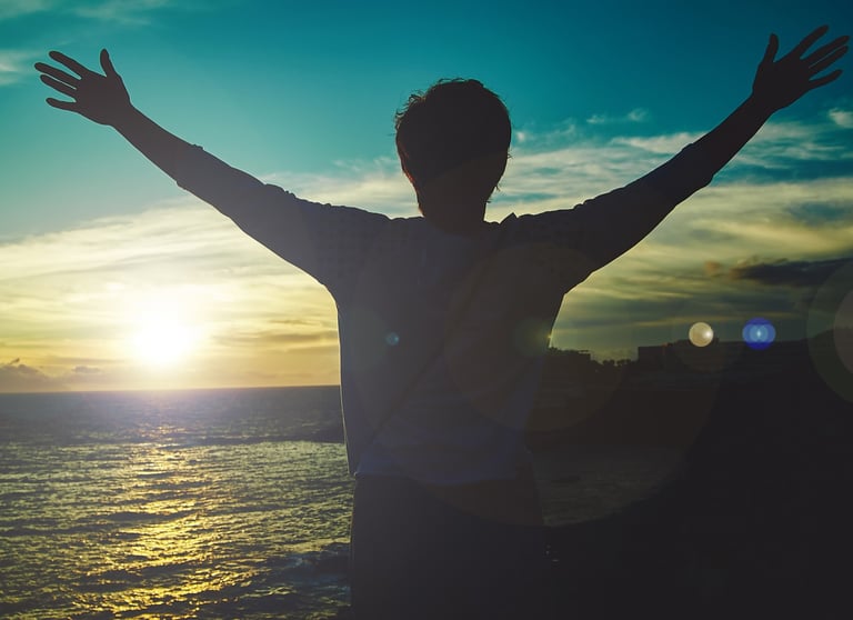 homme levant les bras face au soleil. nouveau depart grace a la therapie breve
