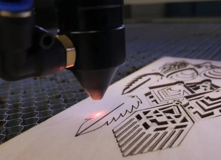 Una máquina de grabado láser en el proceso de cortar de una placa de madera