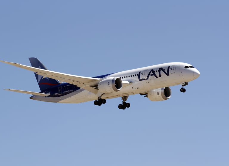 Fotografía de un avión del constructor aeronáutico Boeing de la compañía aérea Lan