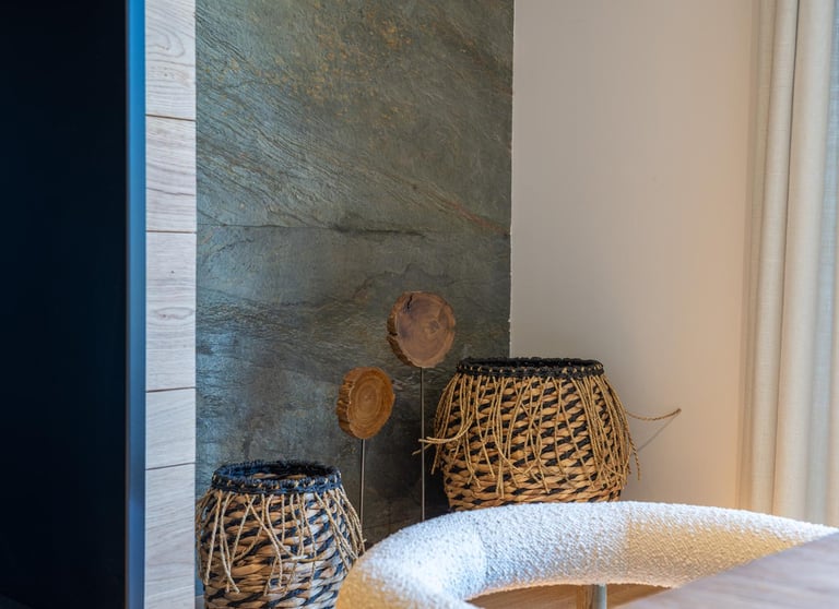 diseñadora de interiores en Val d’Aran detalle de interiorismo con materiales naturales y estilo ele