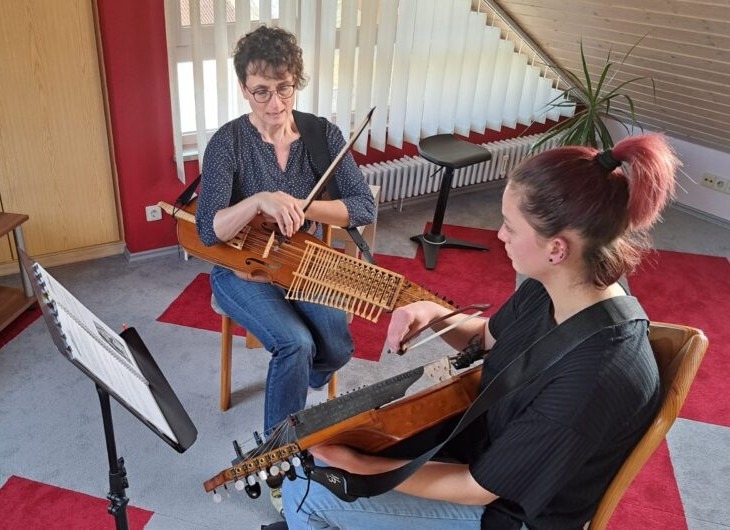 Claudia gibt Nyckelharpa-Unterricht