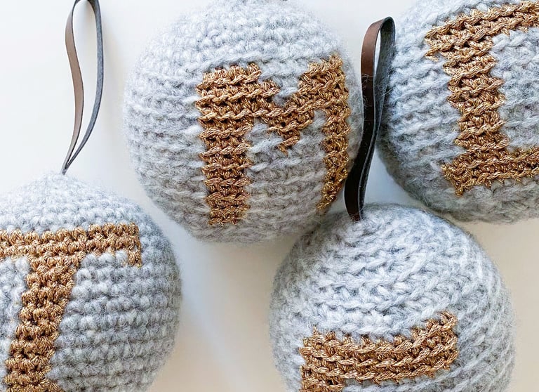 Patron crochet bola de navidad para el árbol con iniciales