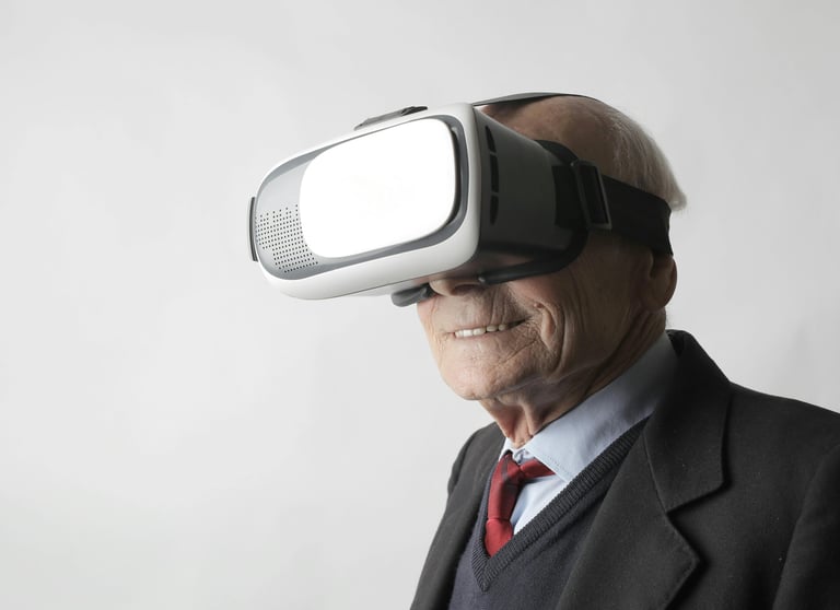 pagyvenęs vyras užsidėjęs virtualios realybės akinius terapijoje
