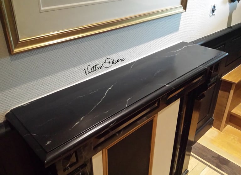 Peinture décorative: faux marbre noir sur cheminée en bois