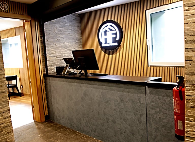Recepción del Hotel Focus en el Pas de la Casa, Andorra. En los Pirineos