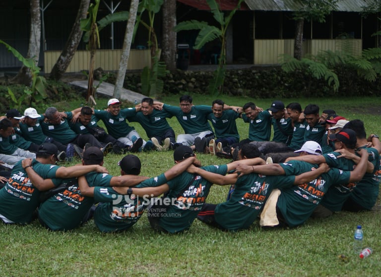 Peserta mengikuti aktivitas team building berbasis experiential learning untuk mengembangkan kolaborasi dan kepemimpinan.