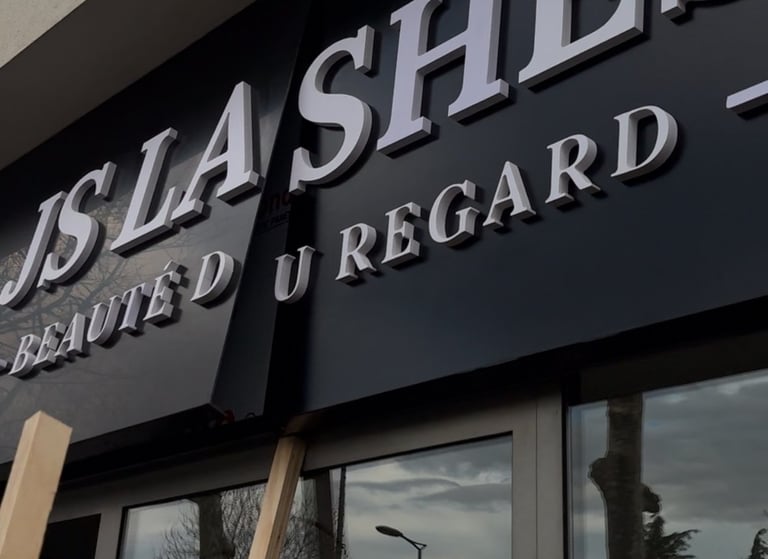 Enseigne en lettres relief 3D non lumineuses posées sur une façade commerciale