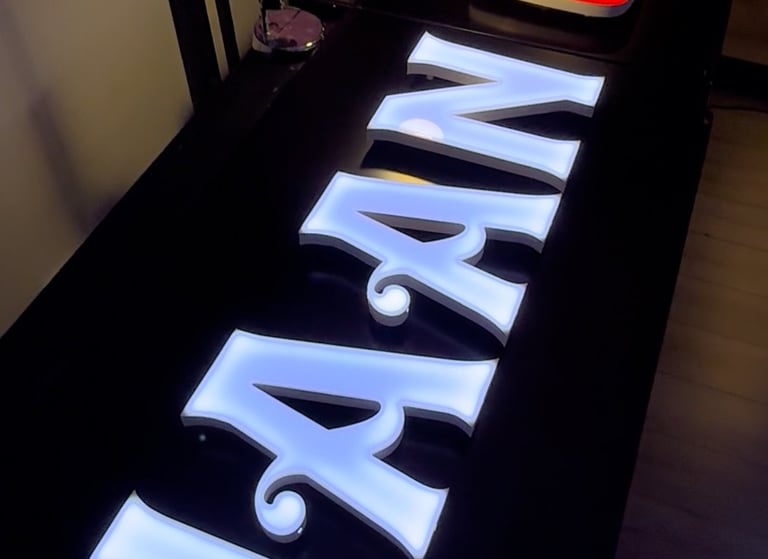 Enseigne en lettres boîtier lumineuses sur mesure, façade moderne pour boutique à Lyon