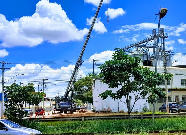 Equipe da Nacional Locação de Guindastes realizando serviço de movimentação de cargas com segurança