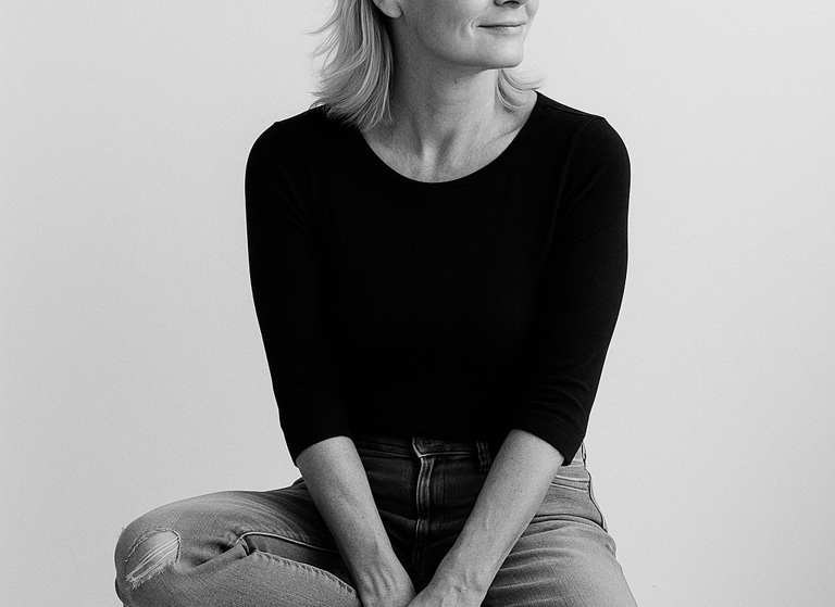 Portretfoto van Esther Bodley, oprichter van LumanLine, creatieve businessstrateeg, zittend in zwart-wit.