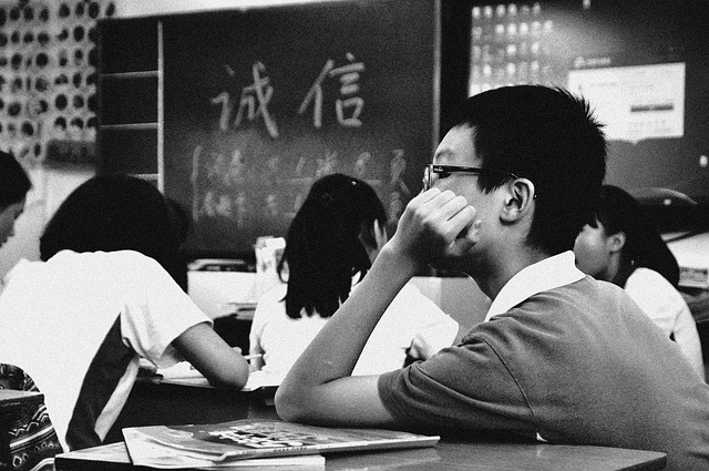 clase con escolares en la que un niño está distraido