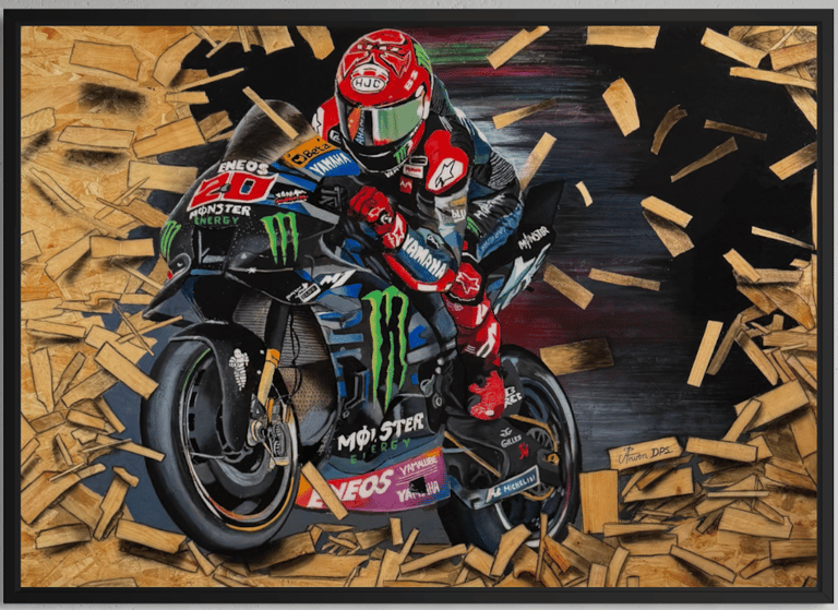 Oeuvre El Diablo, représentant un pilote de moto en pleine course, peinture réalisée sur bois OSB.