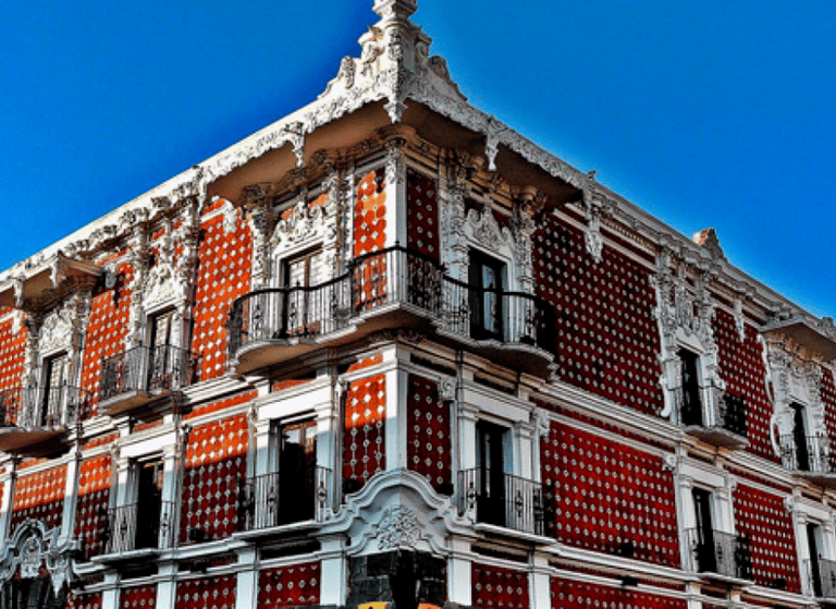 Fachada edificio virreinal Alfanique en Puebla