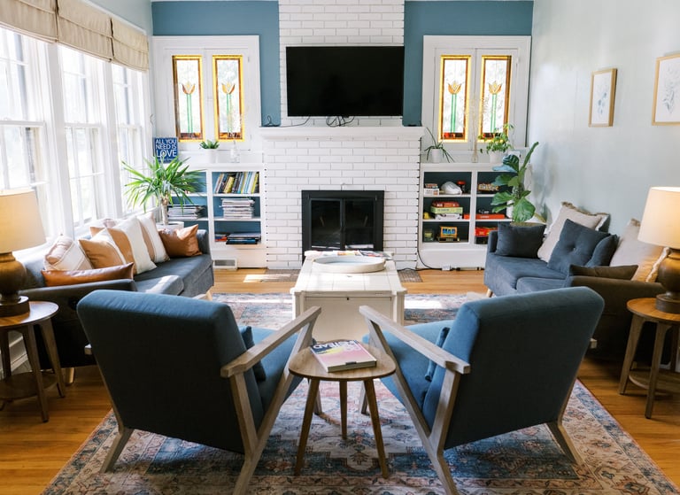 South Cliff Inn's living room, well-stocked with books, magazines, puzzles, and board games