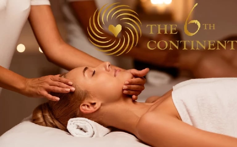Séance de massage relaxant du visage avec le logo The 6th Continent affiché.