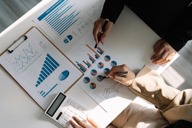 Análisis de datos de estudios de mercado para identificar tendencias y oportunidades de negocio