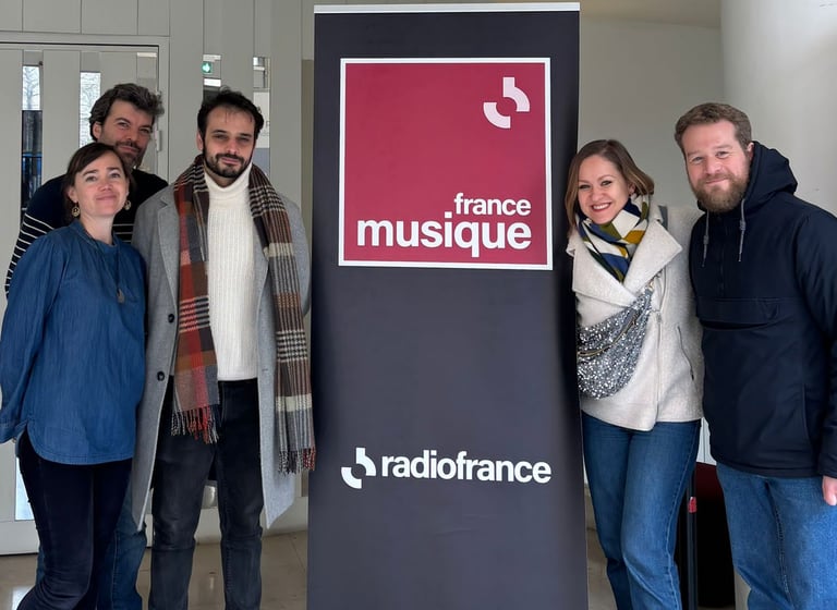 Les membres du Quatuor devant le logo de France Musique