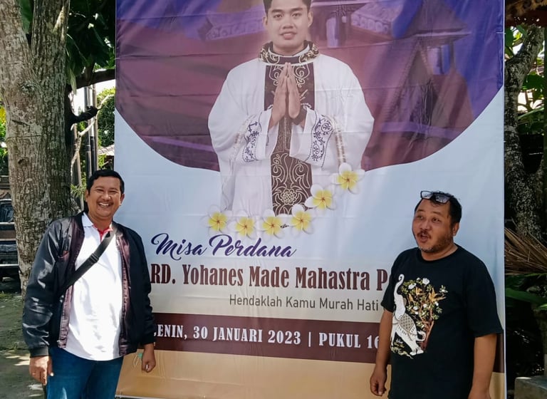 pemasangan spanduk persiapan misa perdana RD Made Yohan Mahastra